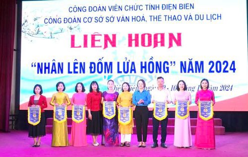 Sôi nổi hội thi Liên hoan “Nhân lên đốm lửa hồng” - ảnh 1