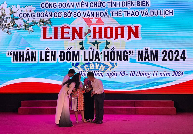 Sôi nổi hội thi Liên hoan “Nhân lên đốm lửa hồng” - ảnh 2