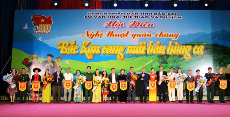 Hội diễn nghệ thuật quần chúng “Bắc Kạn vang mãi bản hùng ca” - ảnh 1