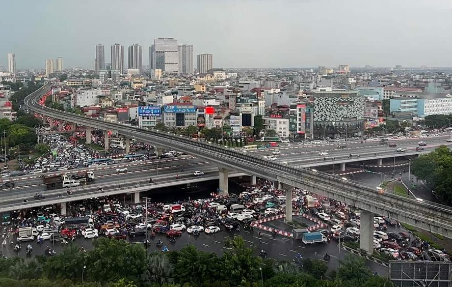 Mưa to gió lớn làm nhiều cây đổ, 1 người tử vong - ảnh 4