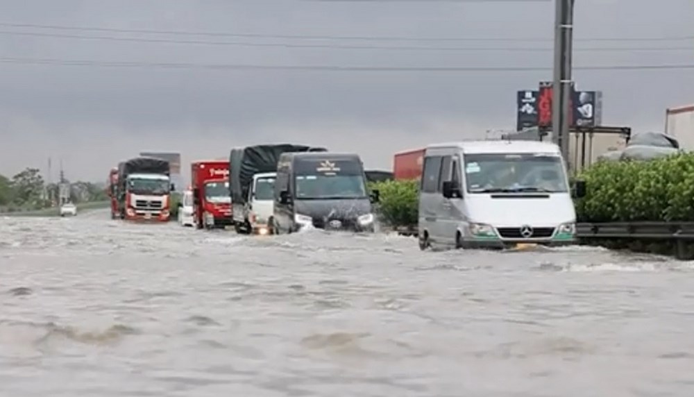 Nhiều tuyến đường ngoại thành ngập nặng, hạn chế phương tiện di chuyển - ảnh 1