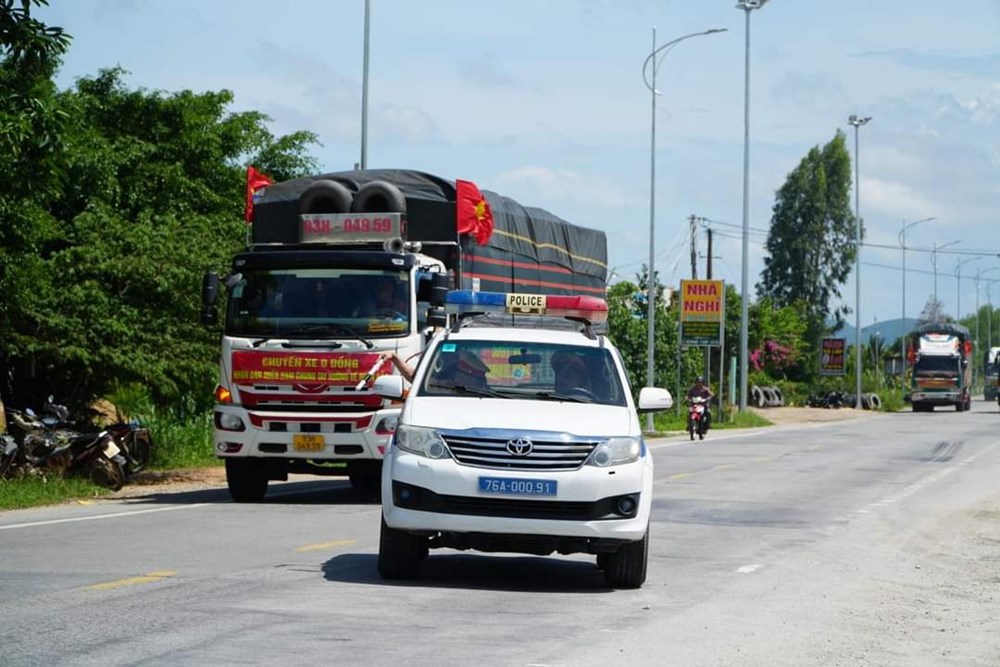 Ấm lòng “cơm 0 đồng, nước miễn phí” tiếp sức cho các đoàn vận chuyển hàng hoá cứu trợ - ảnh 1