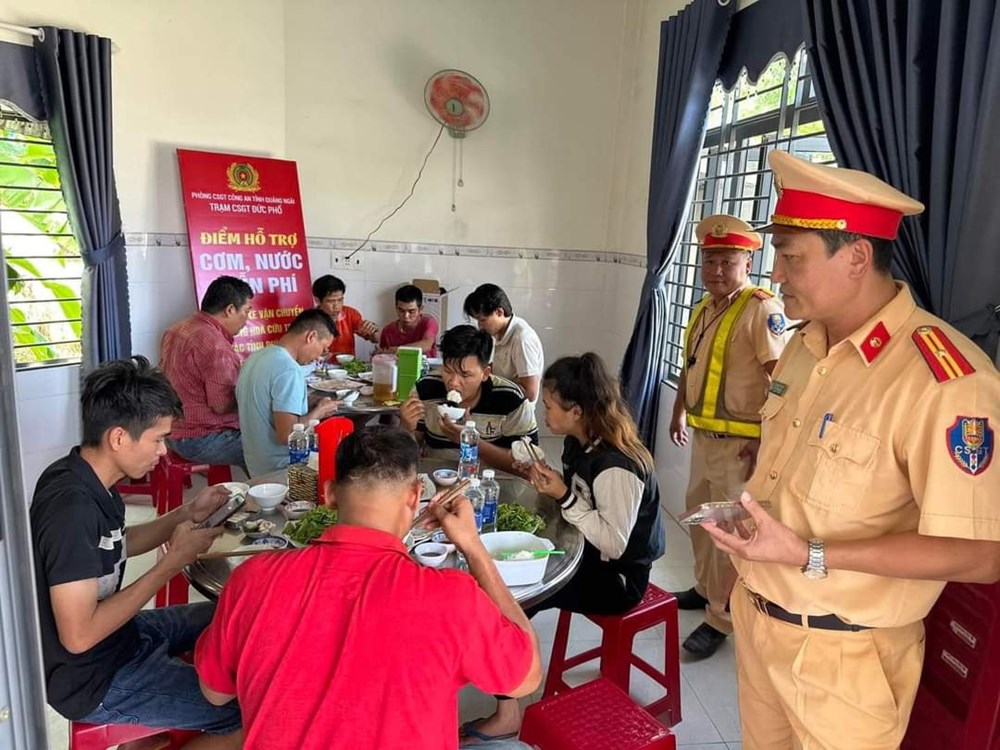 Ấm lòng “cơm 0 đồng, nước miễn phí” tiếp sức cho các đoàn vận chuyển hàng hoá cứu trợ - ảnh 2