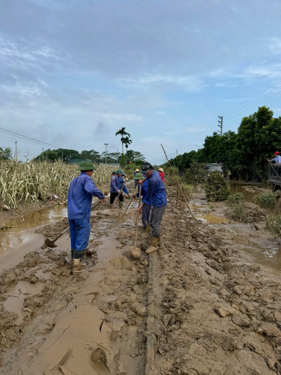 Đường sắt Yên Viên - Lào Cai  thông tuyến trở lại - ảnh 2