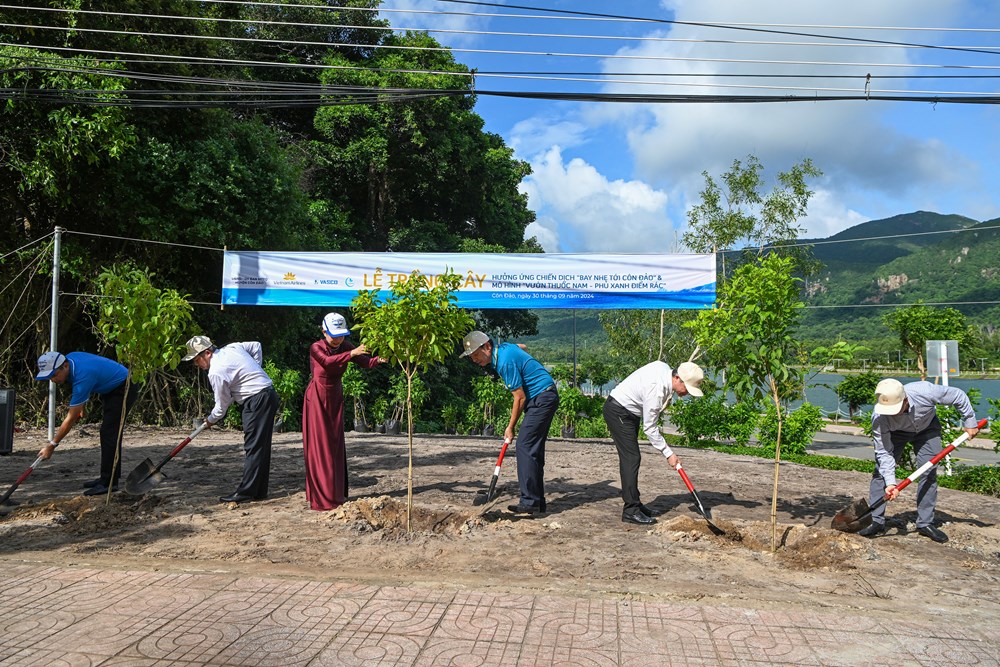 Thu gom rác nhựa, làm sạch biển xanh tại Côn Đảo - ảnh 3