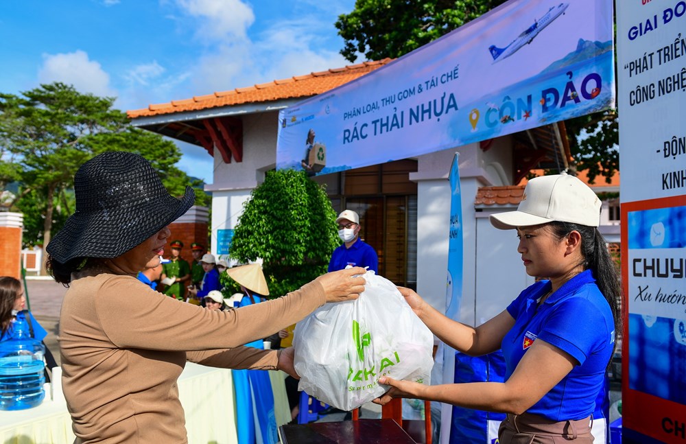 Thu gom rác nhựa, làm sạch biển xanh tại Côn Đảo - ảnh 2