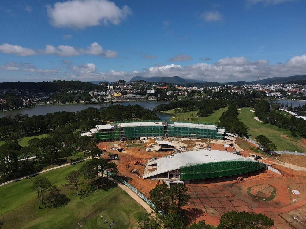 Lâm Đồng: Chưa thể tháo dỡ công trình không phép trong sân Golf  Đồi Cù - ảnh 1
