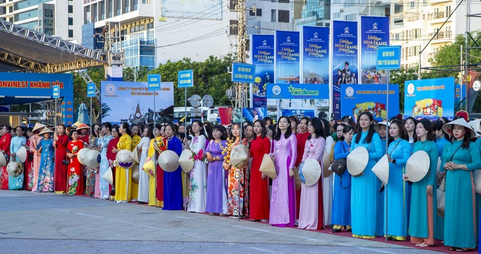  1.500 phụ nữ diễu hành áo dài trên phố biển Nha Trang - ảnh 5