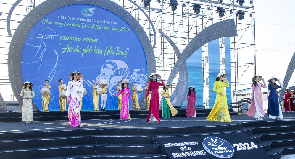  1.500 phụ nữ diễu hành áo dài trên phố biển Nha Trang - ảnh 3