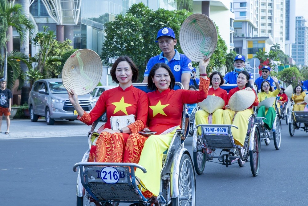  1.500 phụ nữ diễu hành áo dài trên phố biển Nha Trang - ảnh 1