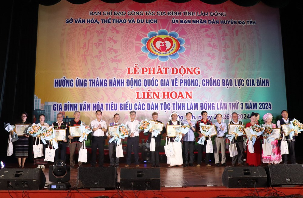 Lâm Đồng: Tuyên dương 12 gia đình văn hóa tiêu biểu - ảnh 1