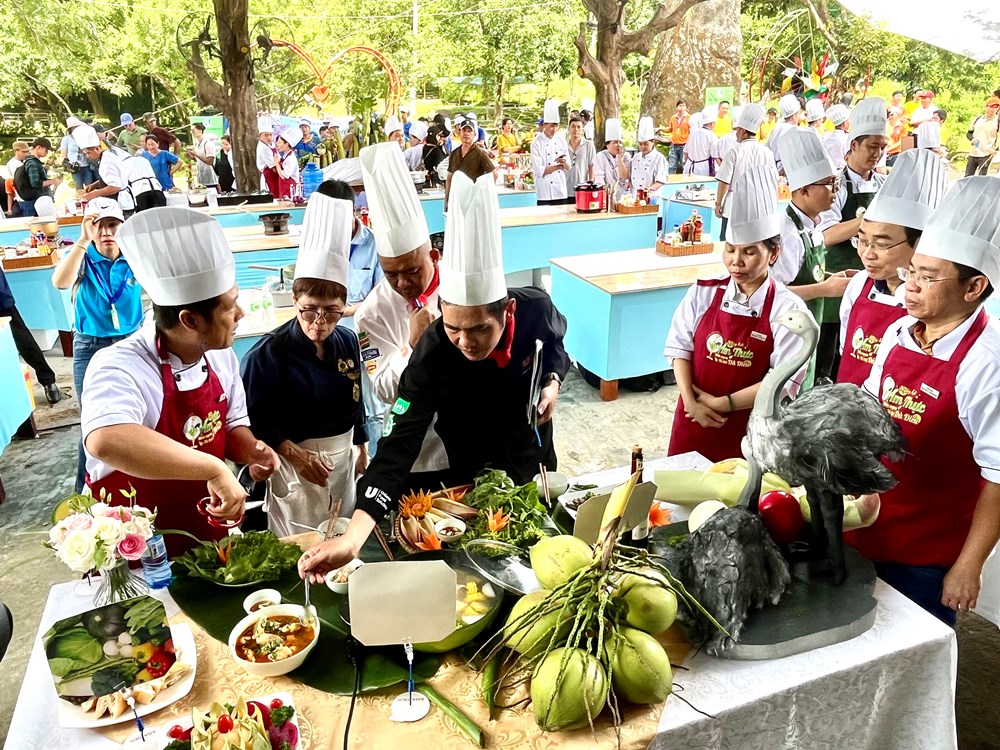  Đến Công viên Du lịch Yang Bay, trải nghiệm món ngon từ thịt đà điểu - ảnh 4