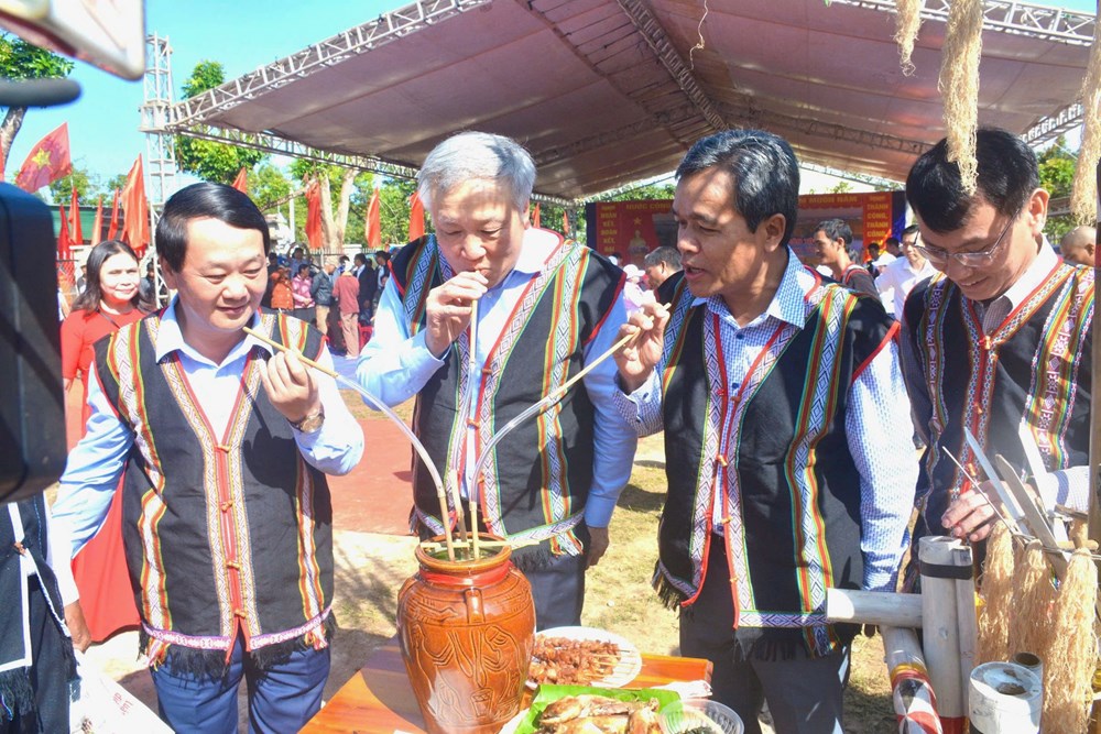 Phó Thủ tướng Thường trực Chính phủ Nguyễn Hòa Bình dự Ngày hội Đại đoàn kết tại Gia Lai - ảnh 3