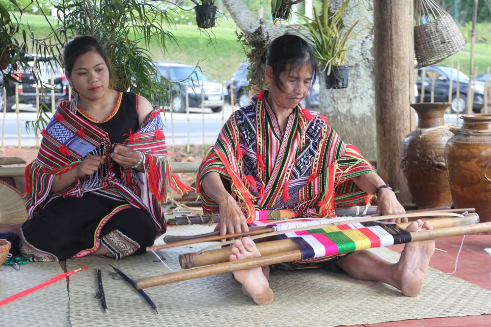 Bài 2 -  “Khước từ” trang phục truyền thống và nỗi lo mai một - ảnh 1