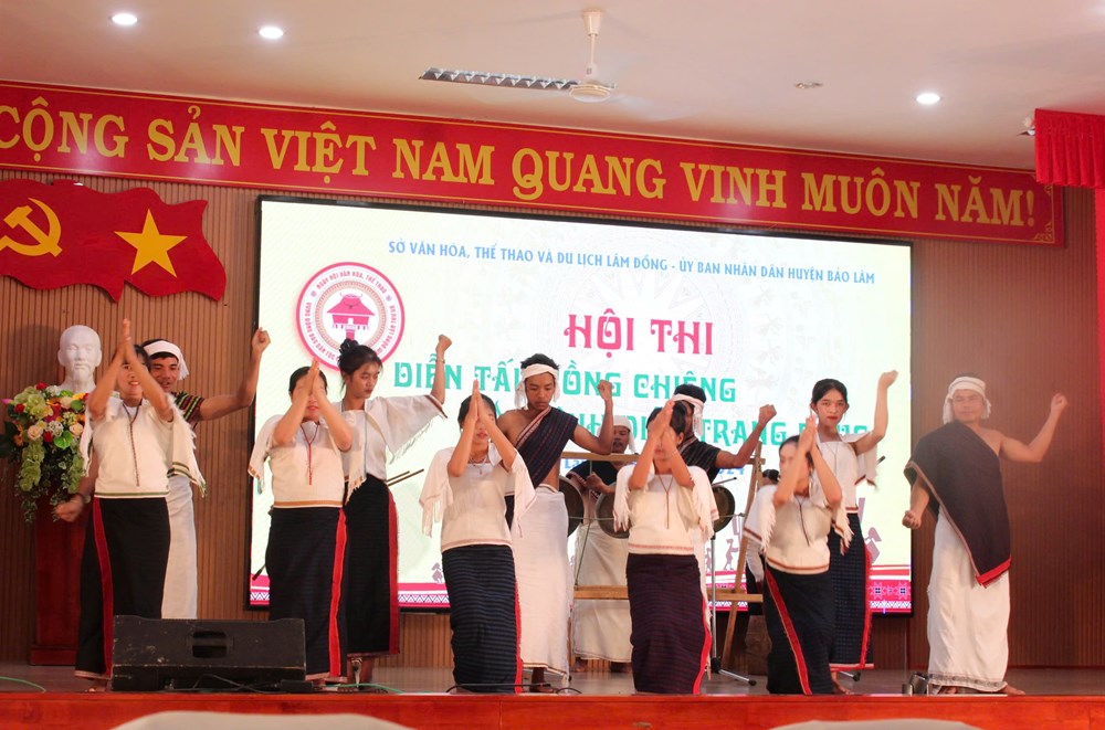 Bài 2 -  “Khước từ” trang phục truyền thống và nỗi lo mai một - ảnh 4