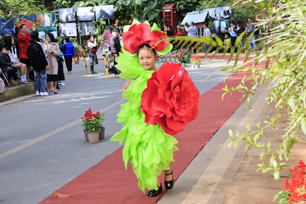 Trình diễn thời trang “Hoa và di sản” trên đường phố Đà Lạt - ảnh 1