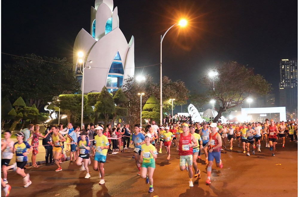 3.150 VĐV tham gia Giải “Nha Trang Night Run Sanvinest - Báo Khánh Hòa 2024” - ảnh 3