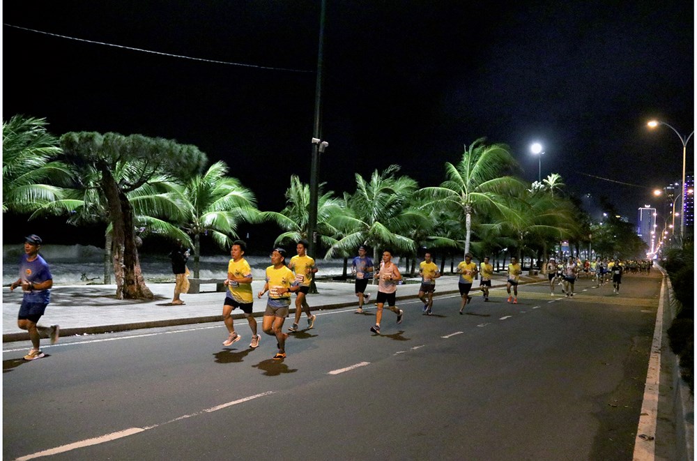 3.150 VĐV tham gia Giải “Nha Trang Night Run Sanvinest - Báo Khánh Hòa 2024” - ảnh 4