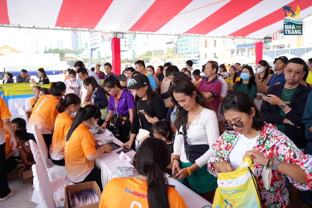 3.150 VĐV tham gia Giải “Nha Trang Night Run Sanvinest - Báo Khánh Hòa 2024” - ảnh 2