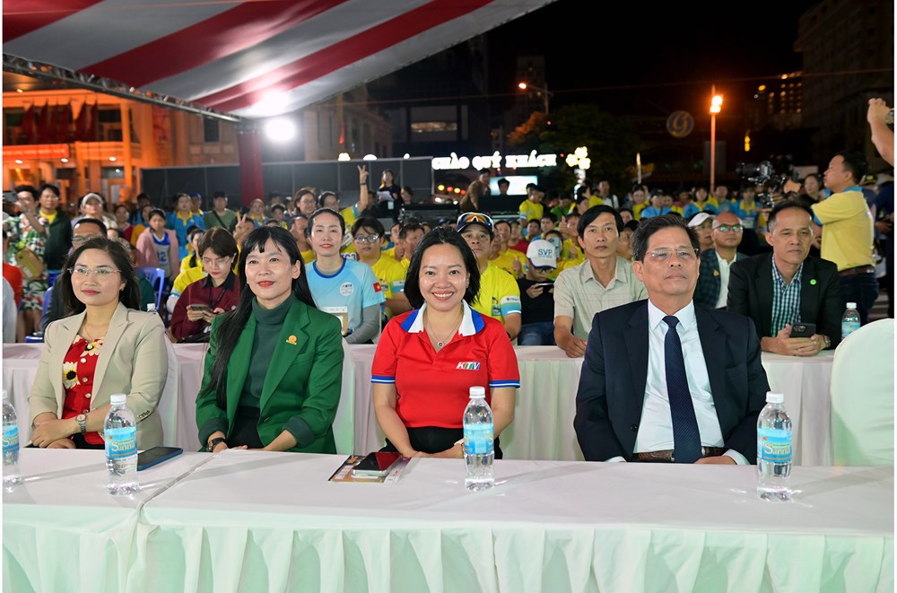 3.150 VĐV tham gia Giải “Nha Trang Night Run Sanvinest - Báo Khánh Hòa 2024” - ảnh 1