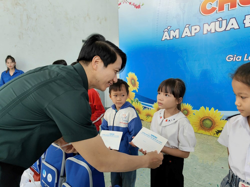 Gia Lai: Trao hàng trăm suất quà yêu thương cho các em thiếu nhi, hộ dân nghèo  - ảnh 2