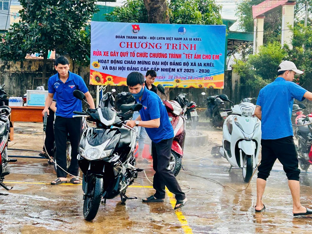 Gia Lai: Đoàn viên, thanh niên rửa xe gây quỹ từ thiện - ảnh 1