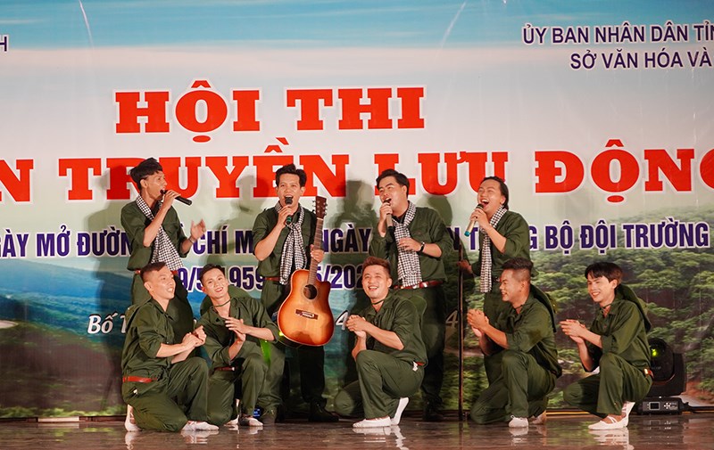 Lưu diễn tuyên truyền lưu động kỷ niệm 65 năm Ngày mở đường Hồ Chí Minh tại Quảng Bình - ảnh 2