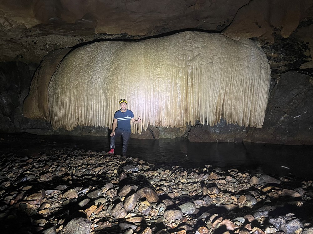 Những lớp thạch nhũ nối dài trong hang vừa được phát hiện ở Trường Sơn - ảnh 2