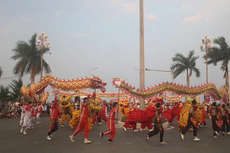 Đa sắc màu tại lễ hội diễu hành đường phố Đồng Hới  - ảnh 2