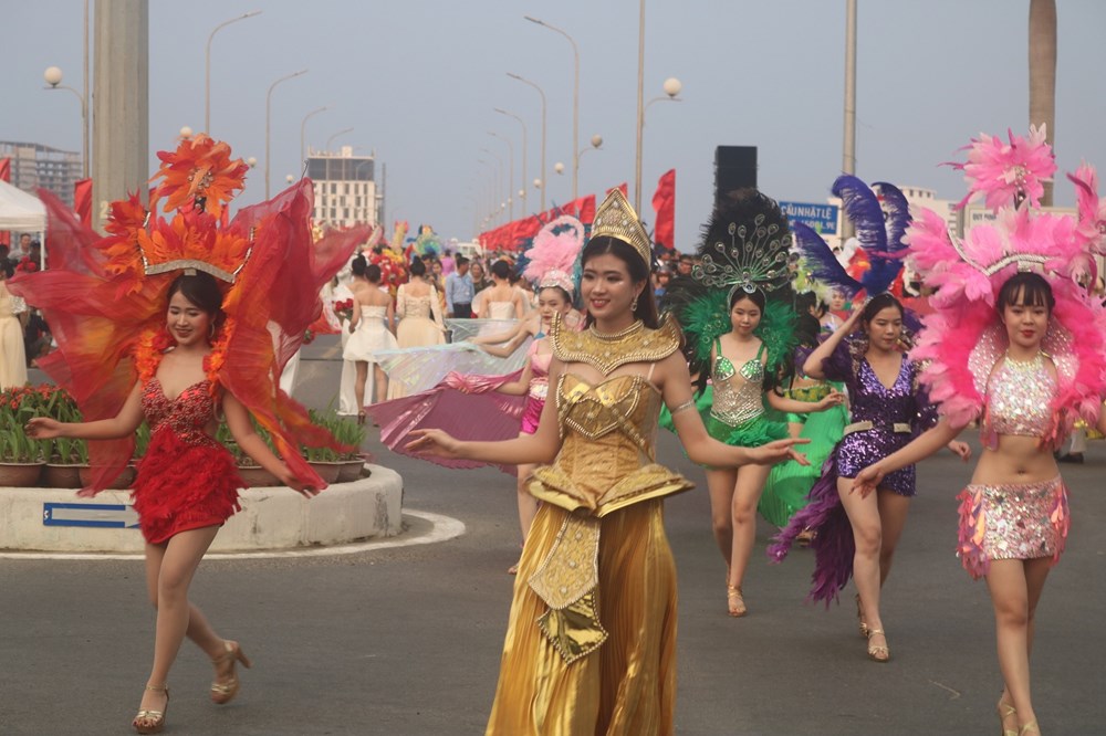 Đa sắc màu tại lễ hội diễu hành đường phố Đồng Hới  - ảnh 5