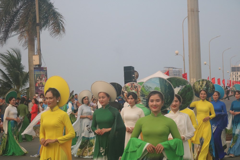 Đa sắc màu tại lễ hội diễu hành đường phố Đồng Hới  - ảnh 7