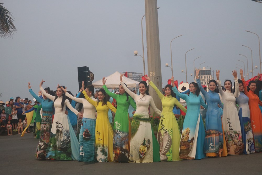 Đa sắc màu tại lễ hội diễu hành đường phố Đồng Hới  - ảnh 1