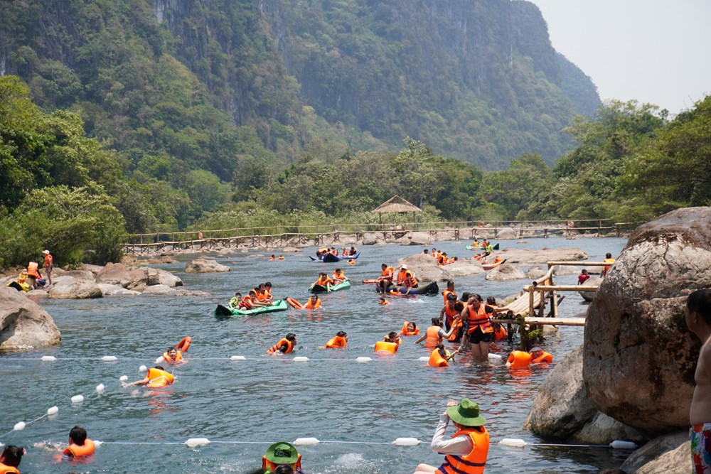 Hơn 3 vạn du khách đến Phong Nha – Kẻ Bàng “trốn nắng” dịp lễ - ảnh 3