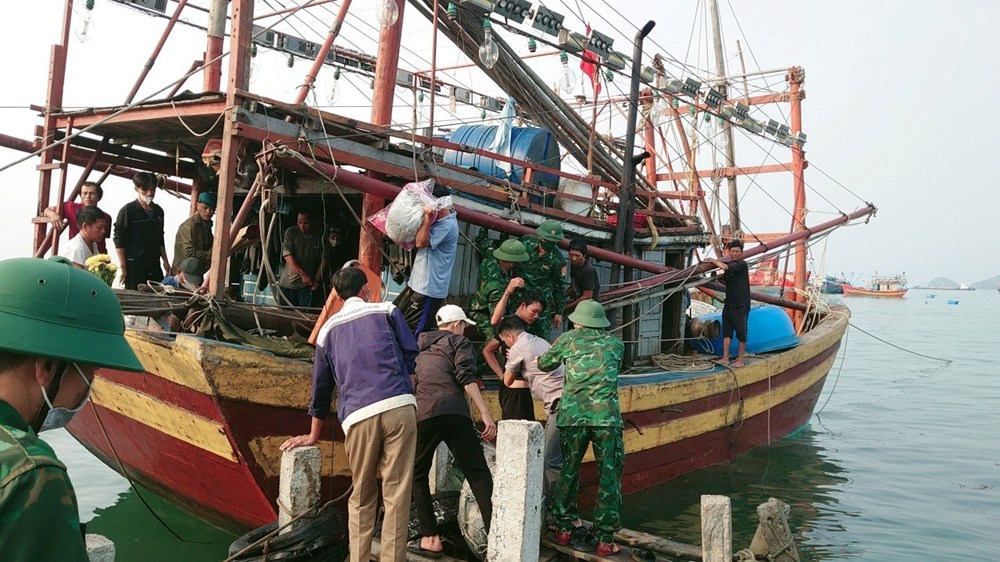 Quảng Bình đề nghị hỗ trợ tìm kiếm 11 ngư dân mất tích - ảnh 1