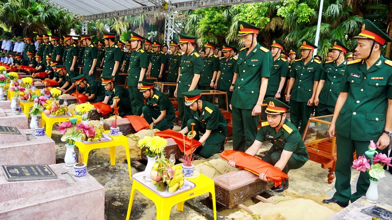 Truy điệu, an táng 16 hài cốt liệt sĩ hy sinh tại Lào - ảnh 2