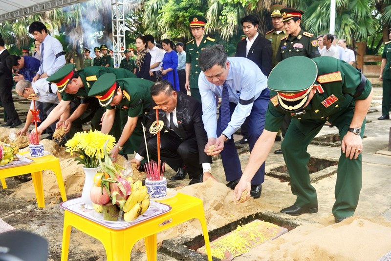 Truy điệu, an táng 16 hài cốt liệt sĩ hy sinh tại Lào - ảnh 1