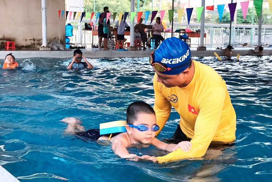 Những lớp dạy bơi ngày hè cho trẻ em  - ảnh 2