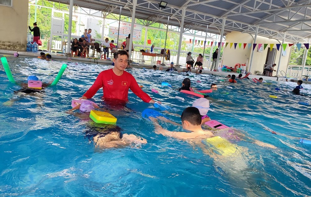 Những lớp dạy bơi ngày hè cho trẻ em  - ảnh 1