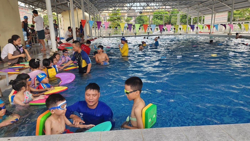 Những lớp dạy bơi ngày hè cho trẻ em  - ảnh 3