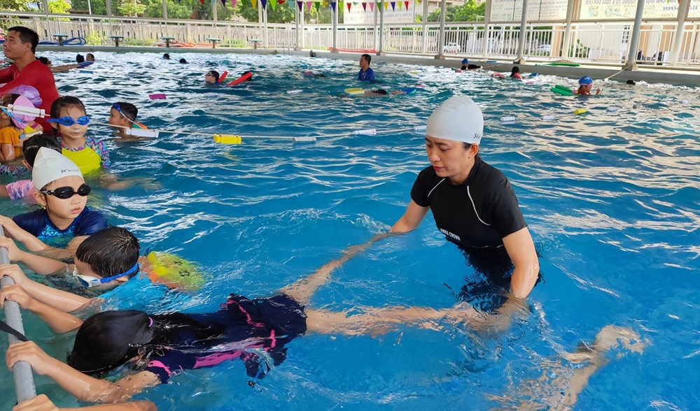 Những lớp dạy bơi ngày hè cho trẻ em  - ảnh 5
