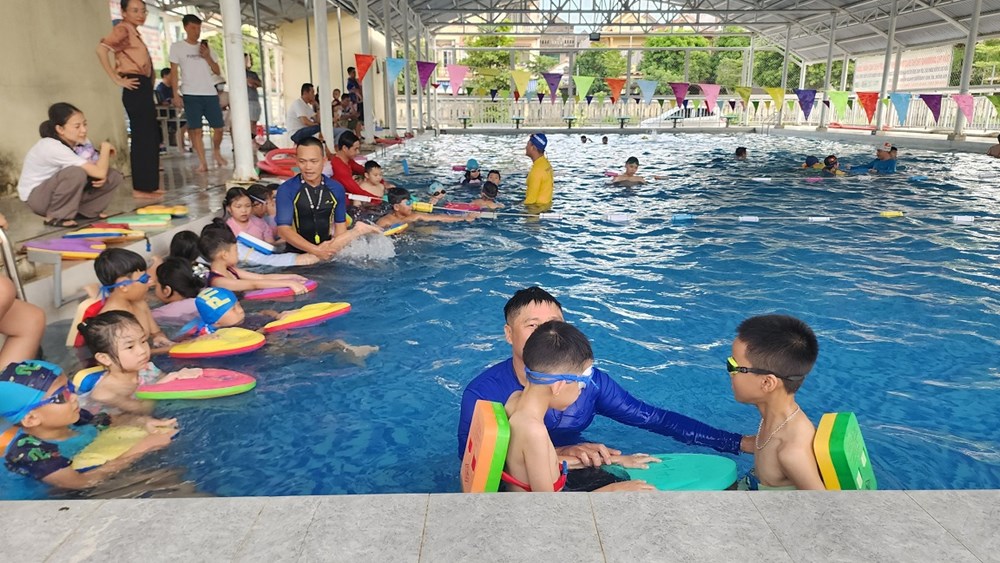 Những lớp dạy bơi ngày hè cho trẻ em  - ảnh 6