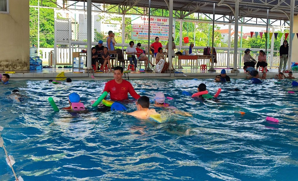 Những lớp dạy bơi ngày hè cho trẻ em  - ảnh 7