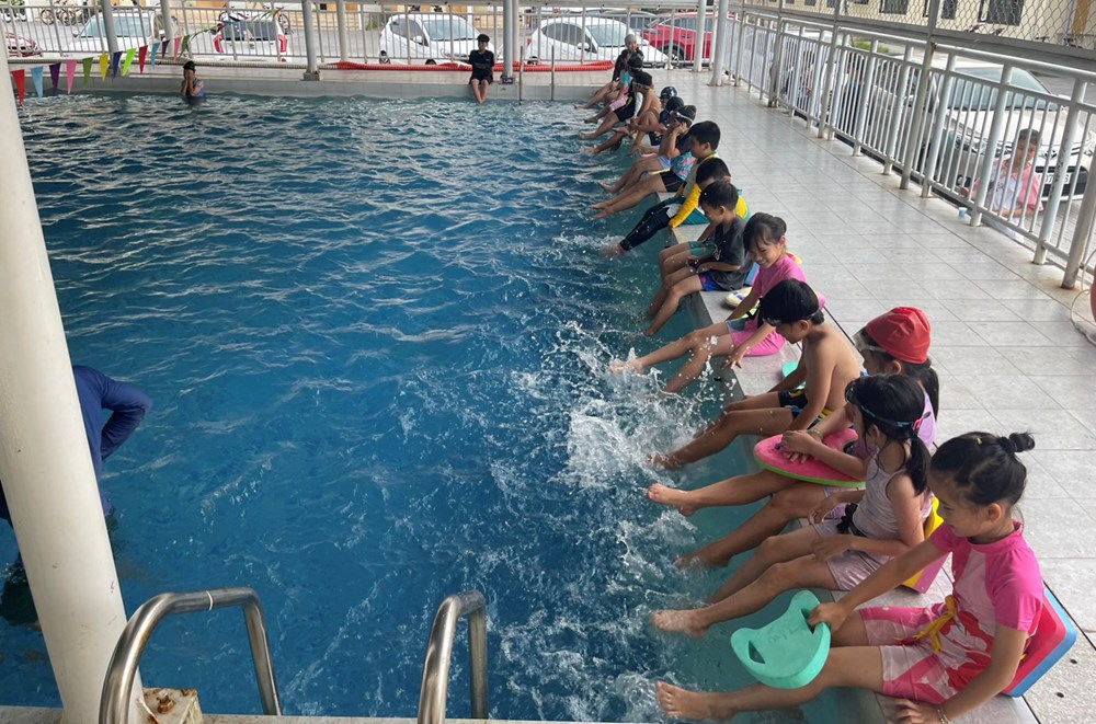 Những lớp dạy bơi ngày hè cho trẻ em  - ảnh 8