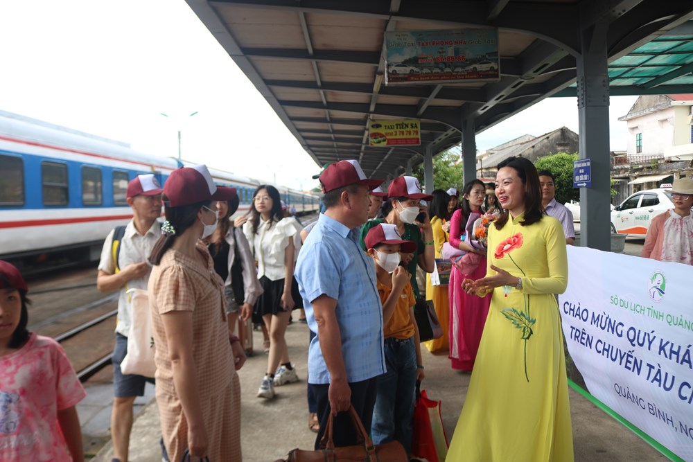 Quảng Bình chào đón 300 du khách trên chuyến tàu hoả charter - ảnh 2