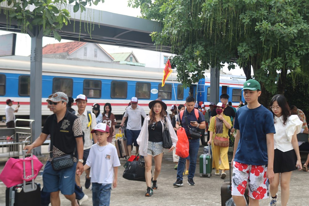 Quảng Bình chào đón 300 du khách trên chuyến tàu hoả charter - ảnh 3