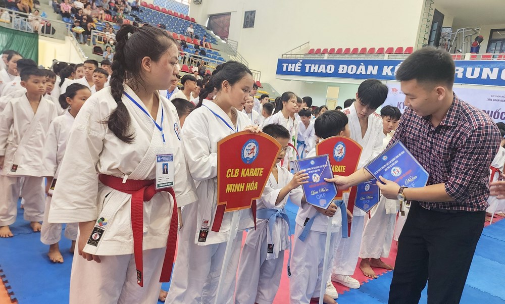 600 võ sinh tranh tài tại giải Karate các CLB Quảng Bình mở rộng - ảnh 2