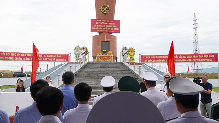 Tưởng niệm các liệt sĩ và nhân dân hy sinh trong chiến thắng trận đầu trên sông Gianh - ảnh 1
