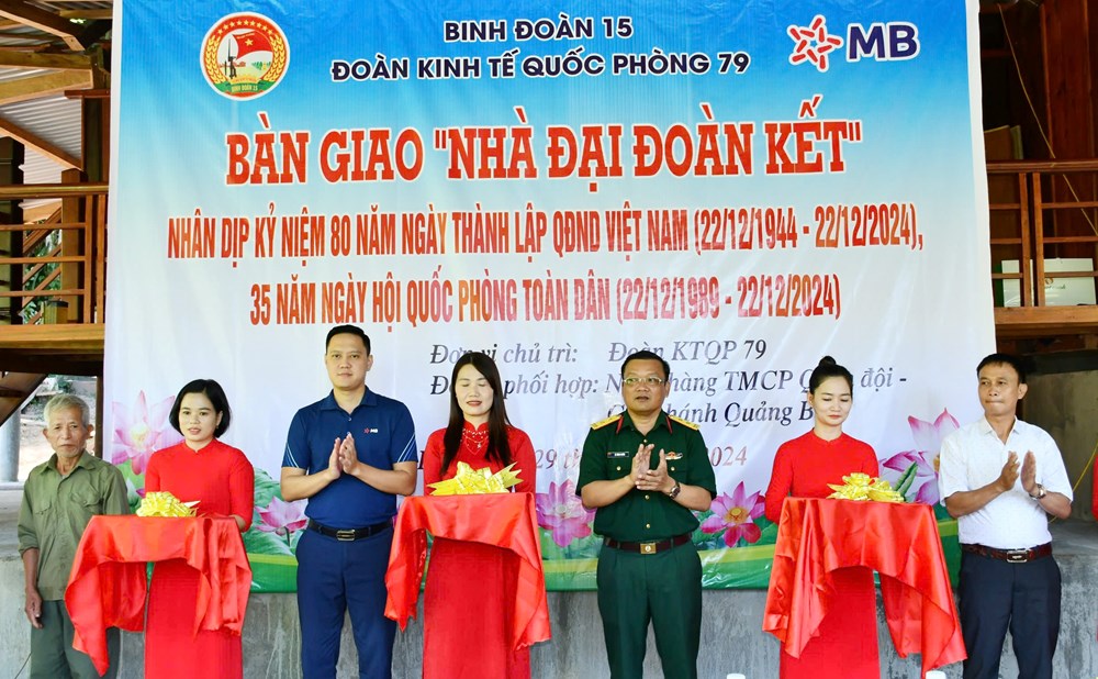 Bàn giao nhà Đại đoàn kết cho 3 hộ nghèo đồng bào Bru - Vân Kiều - ảnh 1