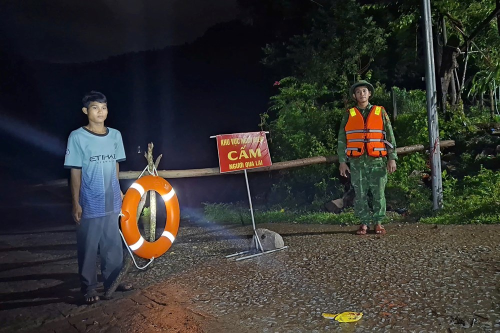 Tạm dừng sân bay, di dời hộ dân, cho học sinh nghỉ học để ứng phó mưa bão - ảnh 4