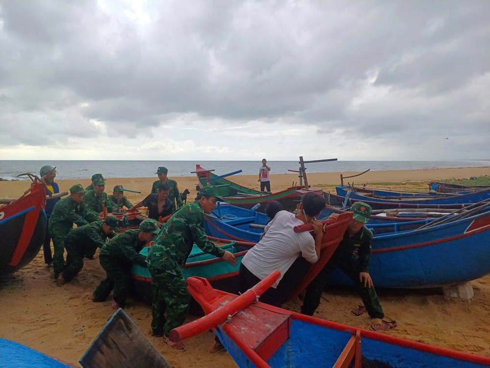 Tạm dừng sân bay, di dời hộ dân, cho học sinh nghỉ học để ứng phó mưa bão - ảnh 1